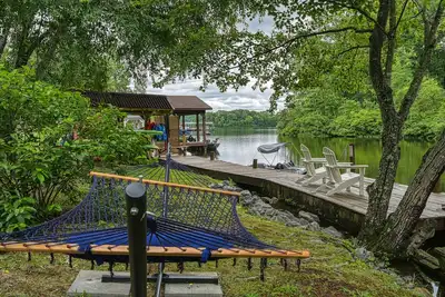 Image de Dog-Friendly lakefront home with dock, game room, kayaks, hot tub, & firepit