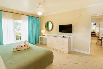 Image de Sunbathing in Reduit Beach! Full Kitchen, Complimentary Parking, Swimming Pool!