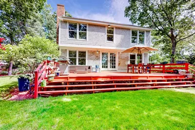 Image de Lovely home with Hamblin Pond view, private beach, kayak, Sup & great yard