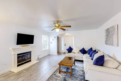 Image de 2-story home with private outdoor pool, fenced backyard, fireplace, patio, & Ac