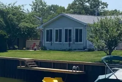 Image de Quiet Sand Point Canal Front Living