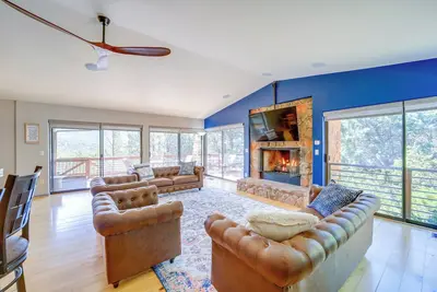 Image de Hot Tub, Fire Pit & Deck: Chic Arizona Retreat