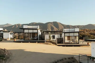 Image de Glamorous modern boutique 6 Br property, with rooftop views