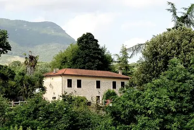 Image de Ancient Farmhouse Surrounded By Greenery