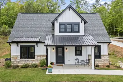 Image de 2 Bedroom Cottage on Lake Keowee- Lake/Dock Access- 15 Min to Seneca