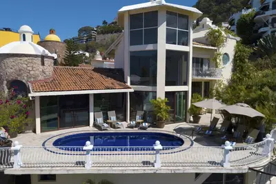 Image de Captivating Escape: Luxury Villa 9bd Overlooking Banderas Bay
