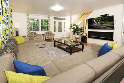 Image de Modern Vibes • Super Location • Spacious & Bright