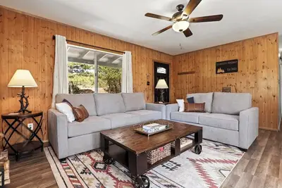 Image de Strawberry Cabin · Newly Remodeled, Pet Friendly Strawberry Cabin