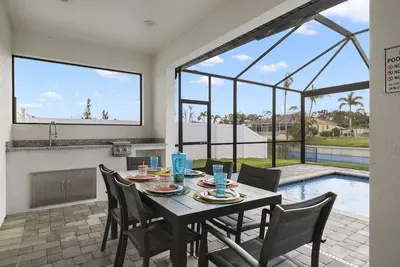 Image de Villa Lola - Modern 4-Bedroom Home w/Saltwater Heated Pool close to downtown - Swfl Rentals