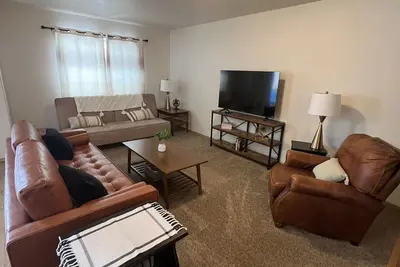 Image de Beautifully furnished 2 bed 1 bath apartment in central location. \nSleeps 5