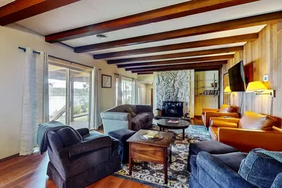 Image de Tranquil home with large deck, wooded views, & direct access to the Puget Sound
