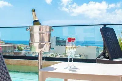 Image de Kuxtal 3 Bedroom Downtown Apartment by Casago