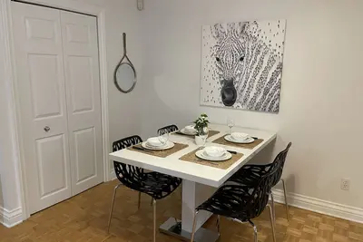 Image de Downtown Montreal condo, so close to everything your heart desires yet quiet!