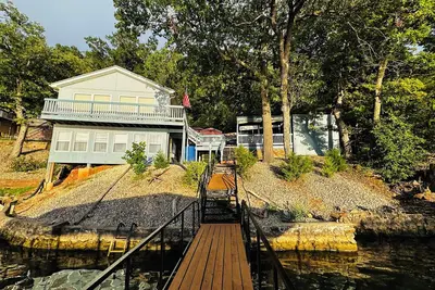 Image de The Imperfectly Perfect Little Blue Lake House with private dock and kayaks