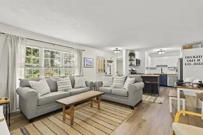 Image de [New Listing] Walk To Beach, Main St, Harbor. Beautifully Renovated - Captain Gosnold Village