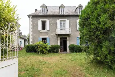 Image de La serre, grande maison dans un grand jardin.