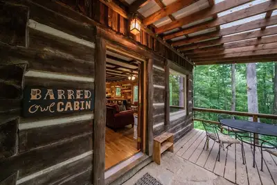 Image de Barred Owl Cabin. Hand-Hewn Log Cabin behind the Nada Tunnel.