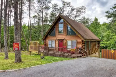 Image de Pet Friendly Secluded Setting Cabin Rental Wireless Internet Hot Tub Many Games