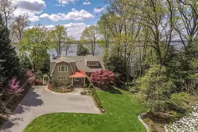 Image de Beautiful 6 Br home on quiet, secluded lot, overlooking the Severn River