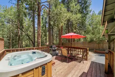 Image de Cozy Cottage, on the creek w/ hot tub!