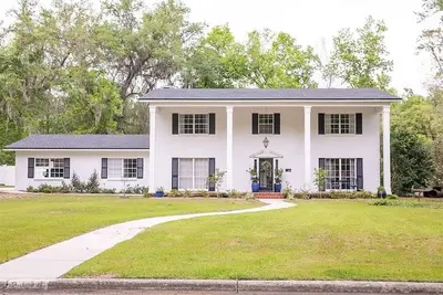 Image de Coaches House 1. 5 mile from Ben Griffin Stadium