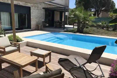 Image de Belle Villa contemporaine avec piscine, terrasses, jardin + terrain de pétanque