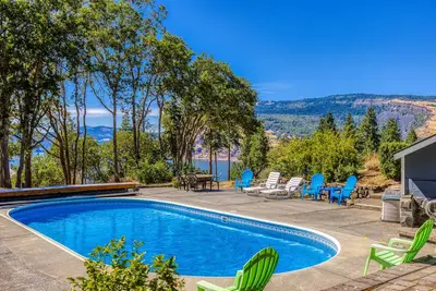 Image de Dog-friendly home with amazing river views, shared pool, deck, grill, fireplace