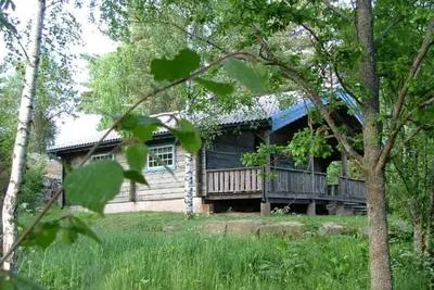 Image de Cozy log cabin near the lake in beautiful nature