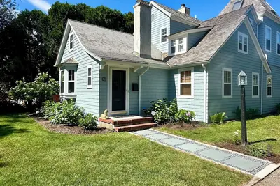 Image de Charming Southampton Village Home 4 Bedroom, 2 Bath \n5 minutes from the beach