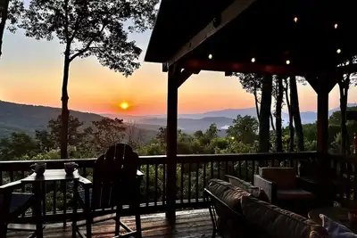 Image de Mountain Views! Hot Tub, Pool Table, 2 King Suites, In & Out Fireplaces, Firepit