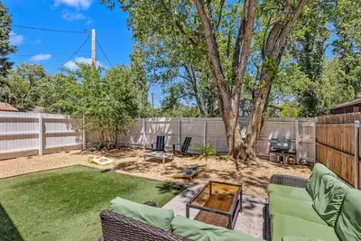 Image de 5 minute walking to downtown, Nau, coffee shops, shopping, parks and more!