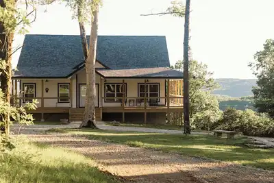 Image de Huckleberry Hollow, secluded home in the woods, wraparound porch, soaker tub!