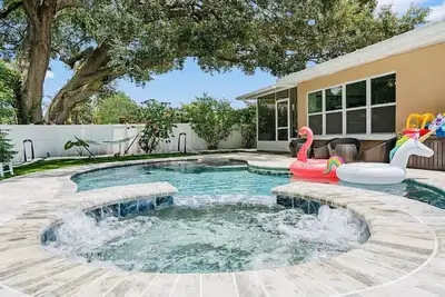 Image de Charming villa w heated pool & spa - minutes to beach