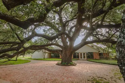 Oak Tree Manor w/ Pool
