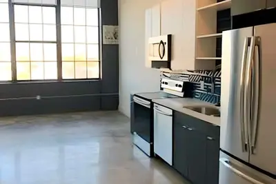 Image de Chic professional Fishtown studio sublet with rooftop pool,