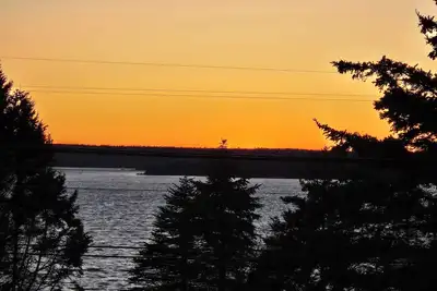 Image de Sunset Shore House. Beautiful sunsets 4. 8 km from Shelburn's historic waterfront