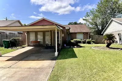 Image de Nostalgic 90's cozy charming craftsman built neighborhood house.