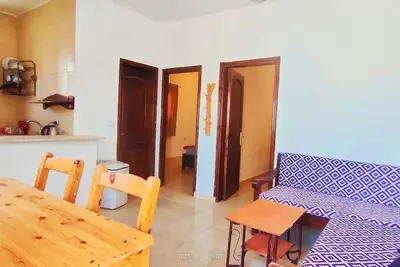 Image de Sun-filled apartment with a rooftop view of the beach and mountains