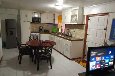 Image de Caribbean house 3 mins walk to the marina and port. \n