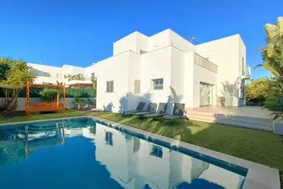 Image de Maison moderne avec piscine privée