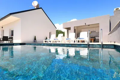 Image de Vacation home Maslenica with pool Holiday home with sea view, Te - Maslenica