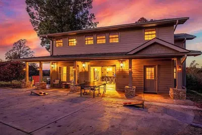 Image de Serene Cabin, Sleeps 12 W Views・Hot tub・Games