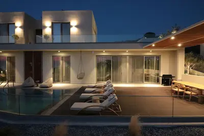 Image de Private 4 bedroom Villa with private pool, above the sea!