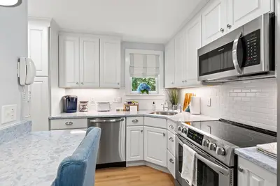Image de Shore Cottage - Coastal gem, a traveler favorite! Outdoor patio, central Ac.