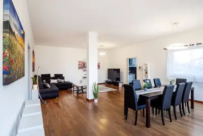 Image de White Rose - 5 minutes from the Center with Garden and Private Parking