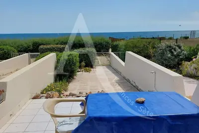 Image de Rez de jardin vue mer avec parking