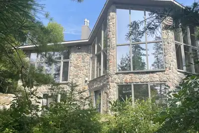 Image de The newly remodeled Stone Cabin with sandy beach and clean clear water