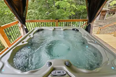 Image de Rustic Hideaway (4-Bedroom Cabin) with Pool by RedAwning