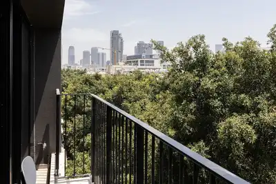 Image de Skyline Serenity by Tlv2rent