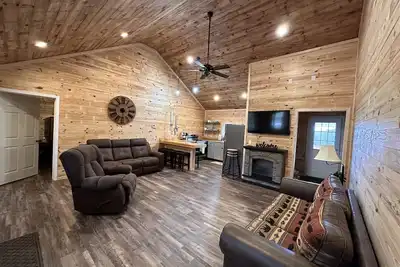 Image de New Cabin built in 2022. 2 minutes away from multiple trailheads! Sleeps 8